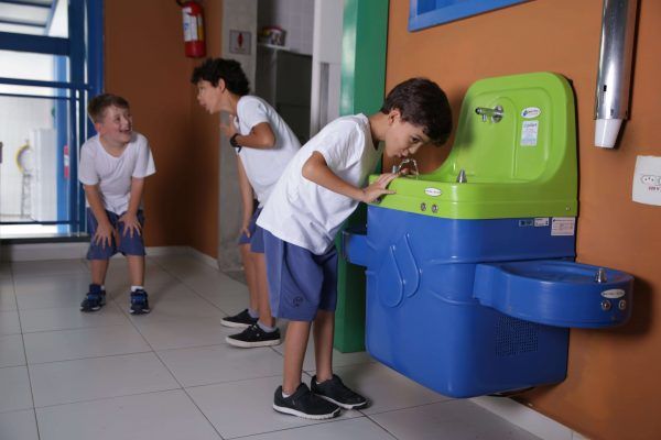 Read more about the article Bebedouro escolar: conheça as características que revelam um bebedouro ideal para escolas